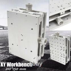 Machine de marquage laser avec table de travail mobile à positionnement XY en aluminium.